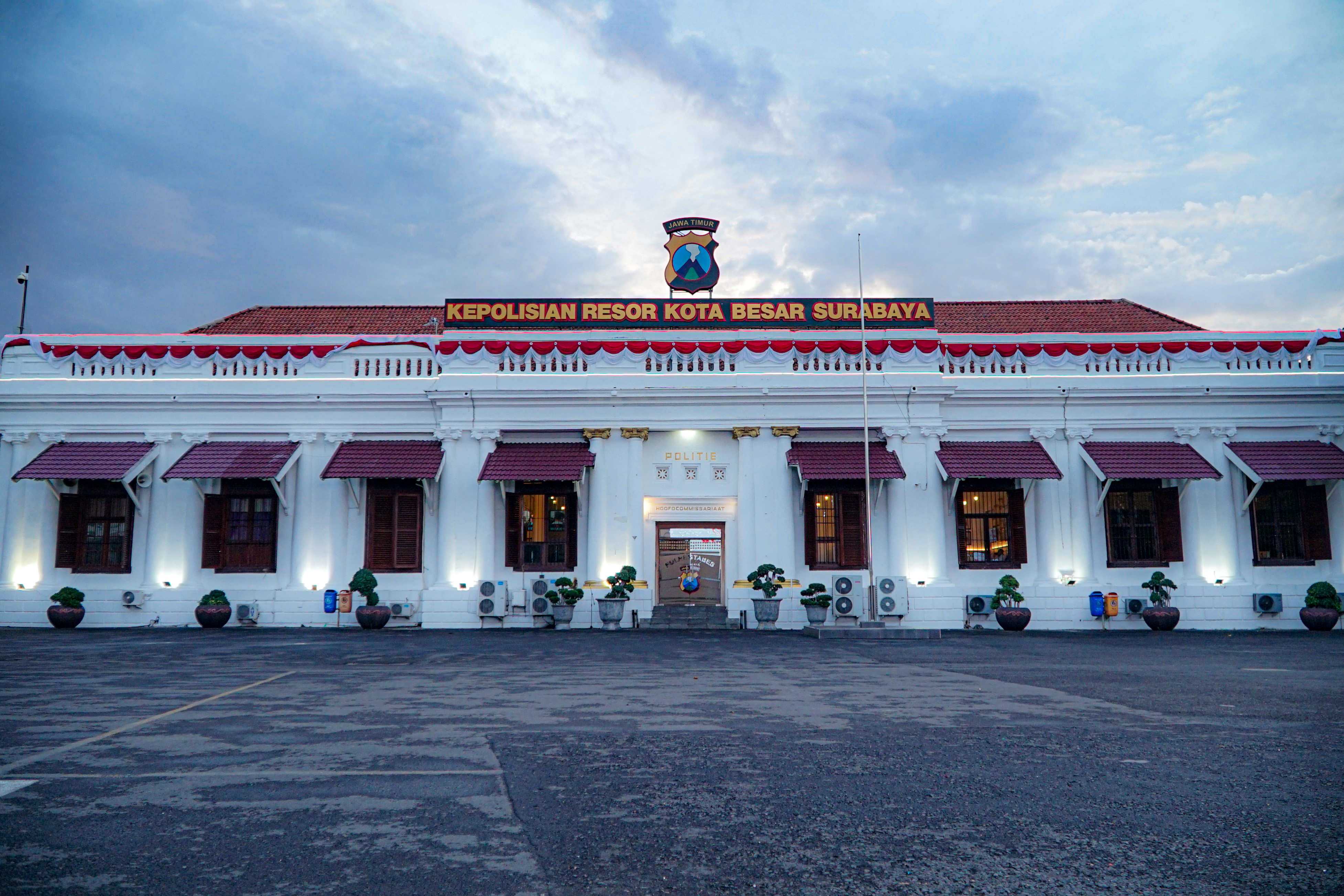 Gedung Polrestabes Surabaya, Jl. Sikatan No.1